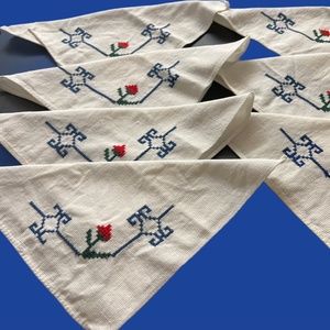 Set of 7 Vintage White Linen Tea Luncheon Napkins Blue/ Red Embroidery